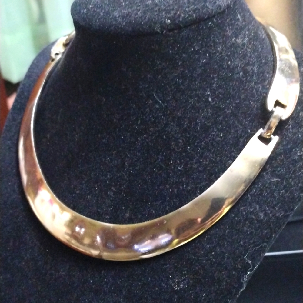 GAY BOYER  GOLD NECKLACE CHOKER